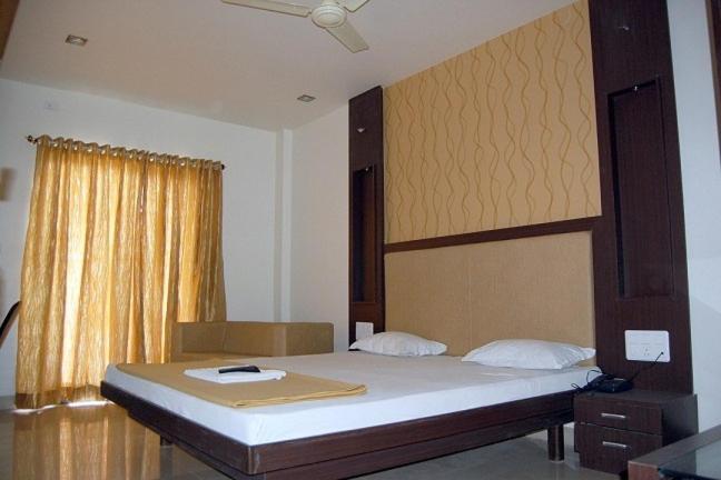 Hotel Sangram Palace Shirur Extérieur photo